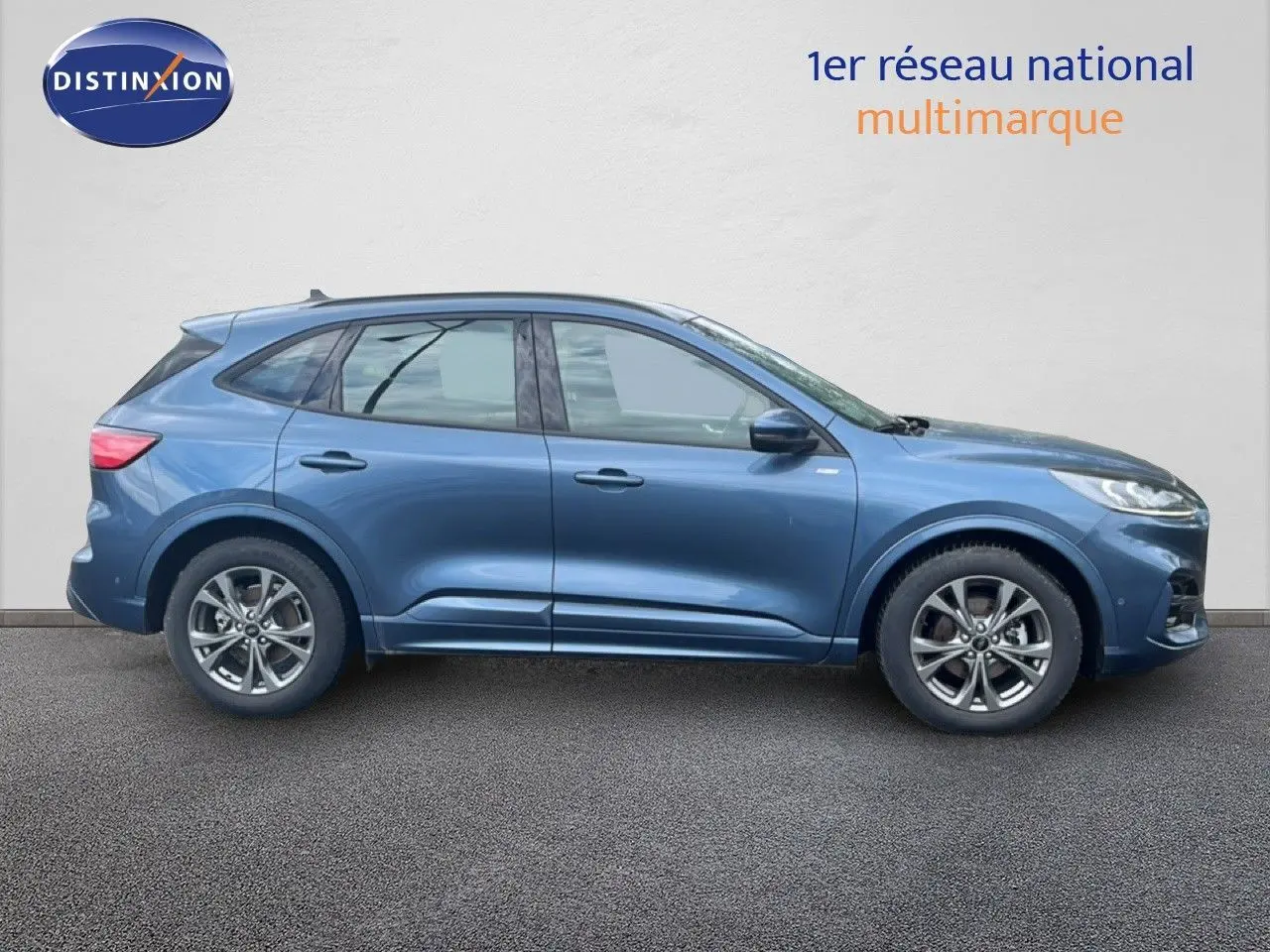 Vue latérale droite d'un Ford Kuga 2024 bleu chrome métallisé avec jantes alliage et lignes dynamiques.
