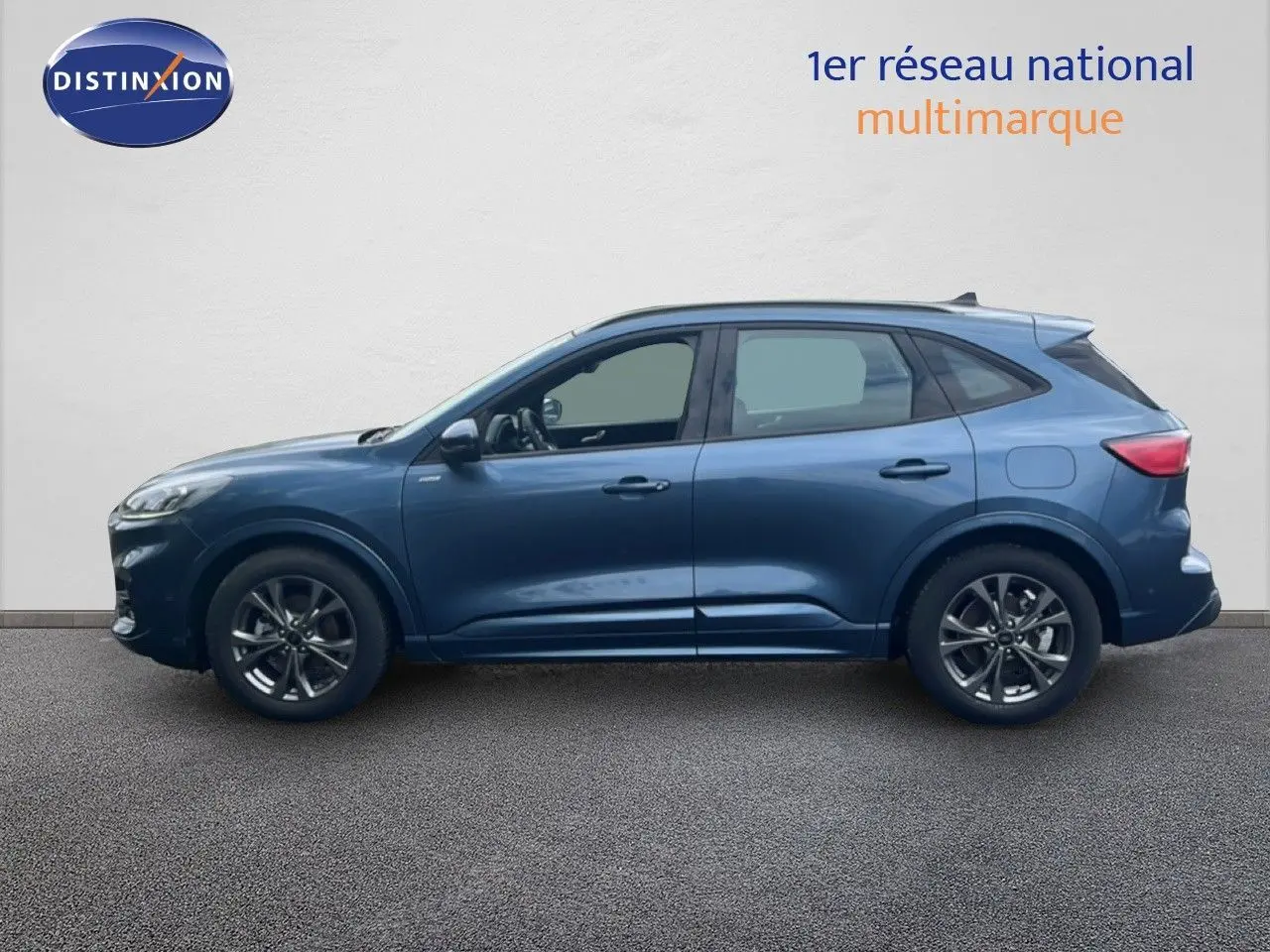 Ford Kuga 2024 bleu chrome métal vu de profil côté gauche, avec jantes alliage et lignes dynamiques visibles.