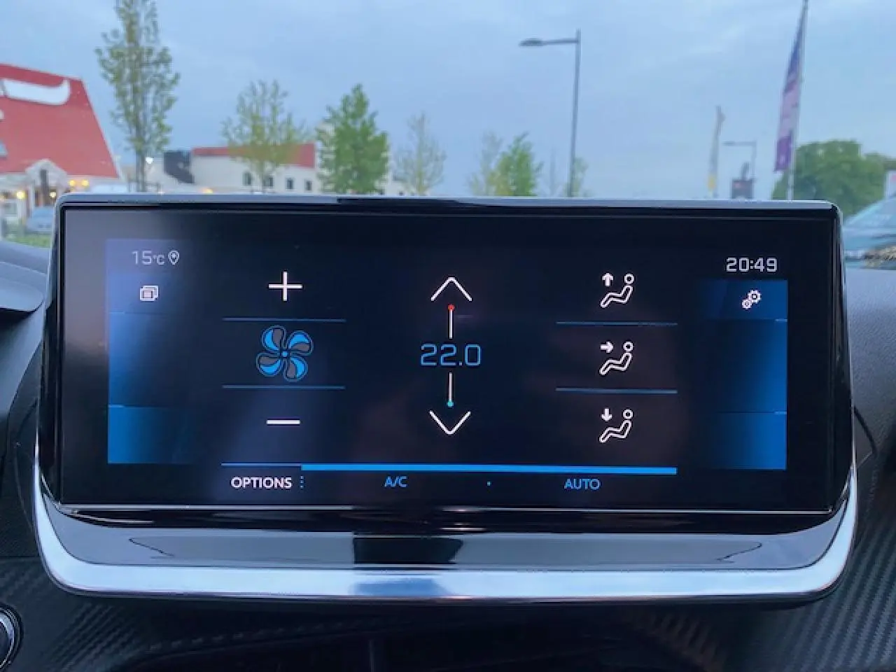 Écran tactile 7 pouces du système de climatisation automatique du Peugeot 2008 blanc, affichant 22°C et options de ventilation.