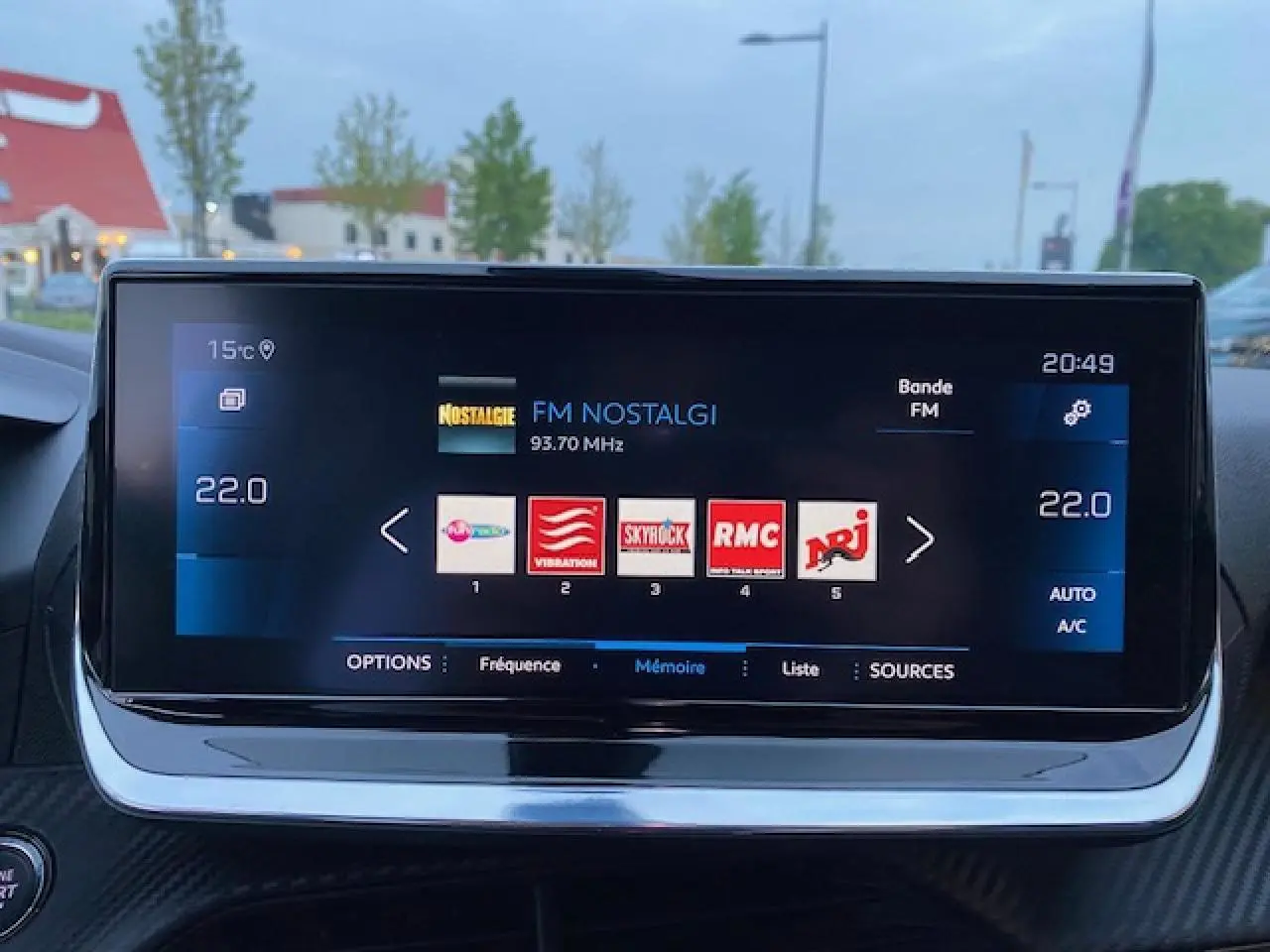 Écran tactile 7 pouces du système multimédia du Peugeot 2008 2020 affichant les radios FM en extérieur.