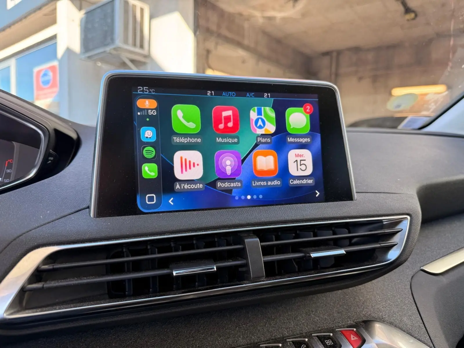 Écran tactile central du tableau de bord du Peugeot 3008 blanc nacré, affichant les applications connectées.