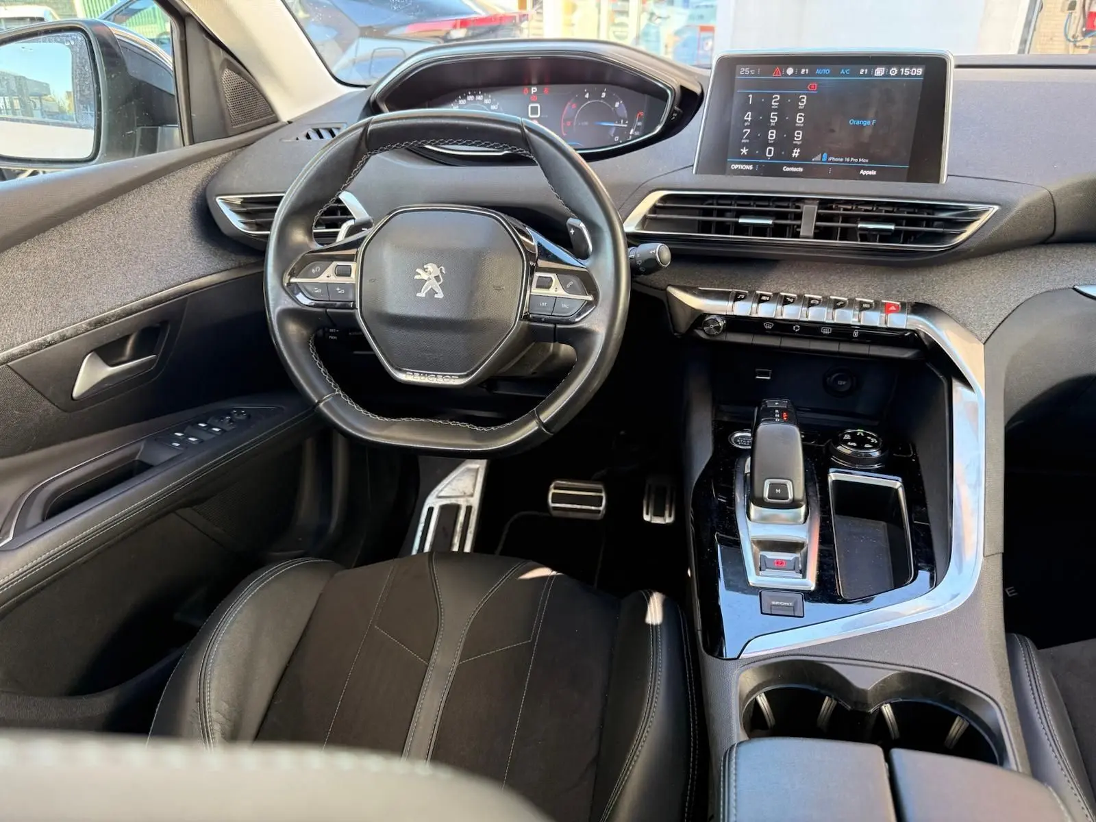 Intérieur noir du Peugeot 3008 2019, vue du poste de conduite avec volant compact et écran tactile central.