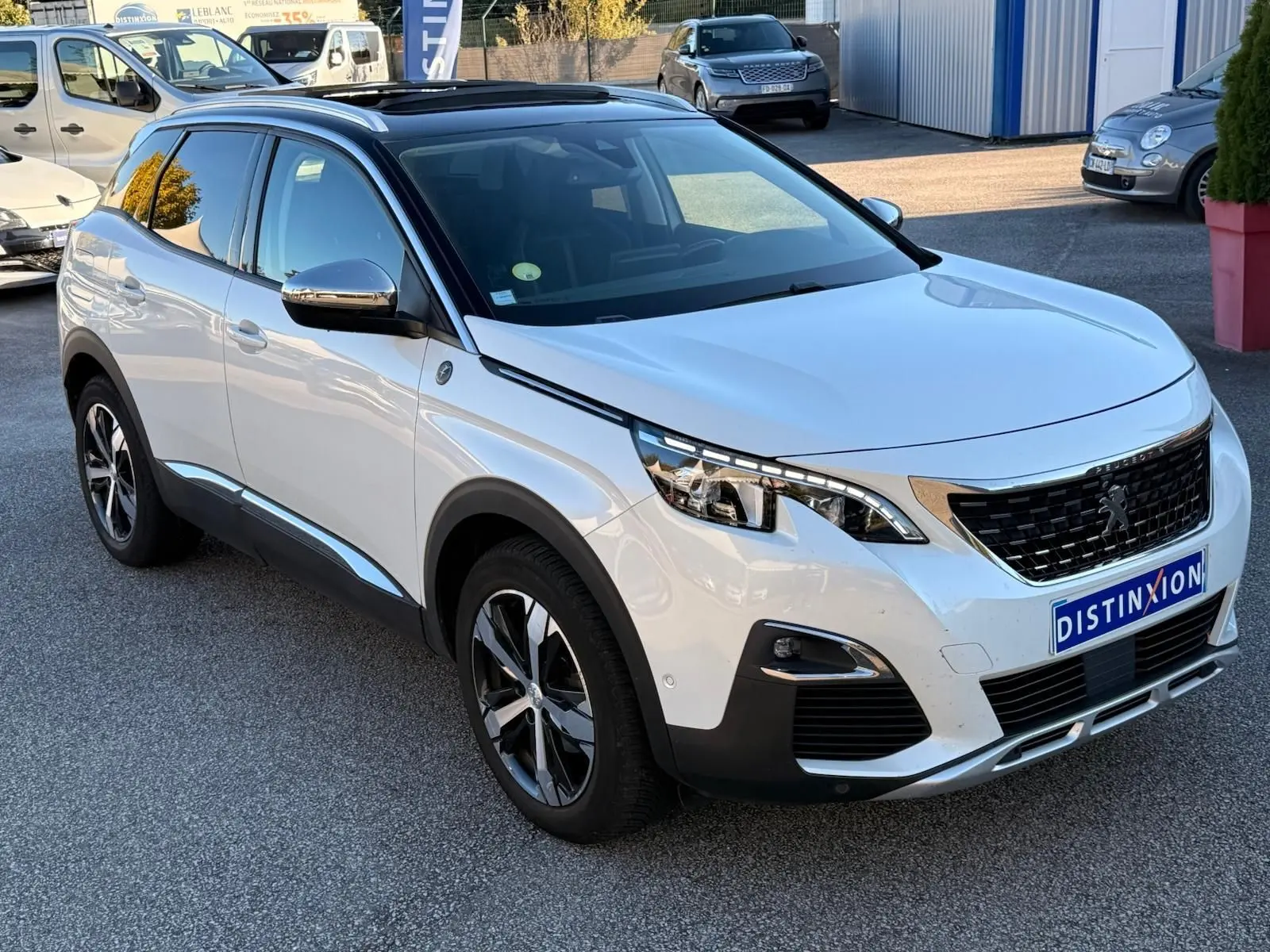 Peugeot 3008 blanc nacré vue 3/4 avant droit avec toit noir et jantes alliage distinctives.