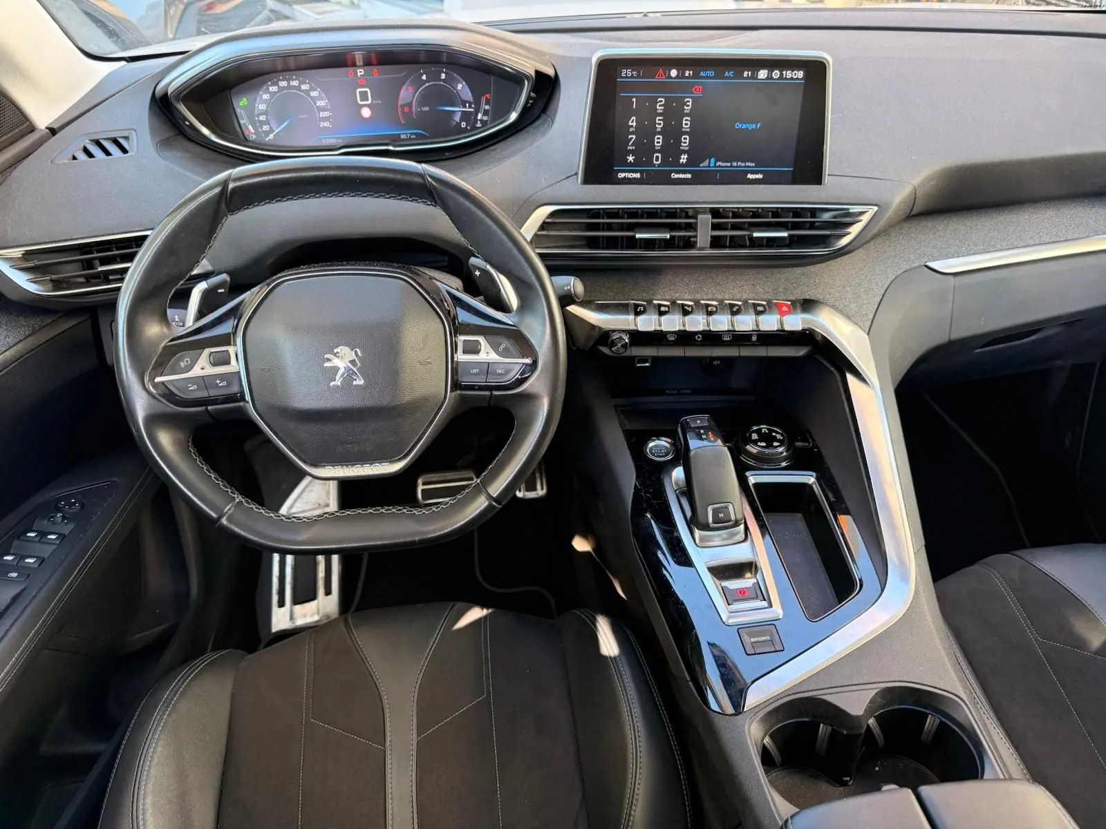Intérieur du Peugeot 3008 2019, vue du poste de conduite avec volant cuir, tableau de bord numérique et console centrale moderne.