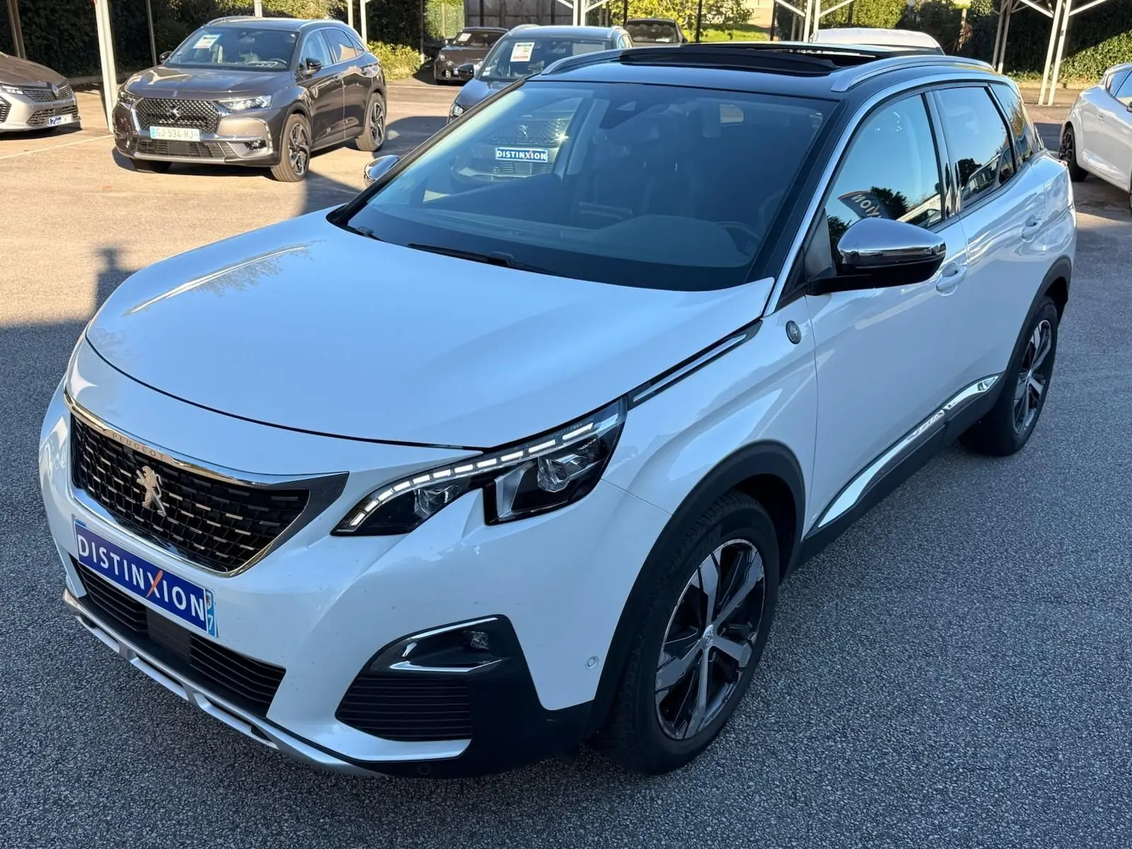 Peugeot 3008 blanc nacré en 3/4 avant droit avec toit panoramique et jantes alliage noires.
