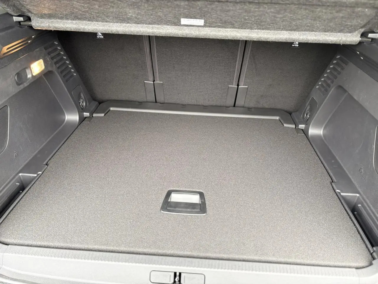 Coffre vu de face du Citroën C5 Aircross Hybrid 2025, avec plancher plat et habillage noir sobre.