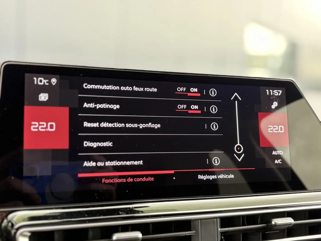 Écran tactile central du Citroën C5 Aircross Hybrid noir, affichant les réglages de conduite et température à 22°C.