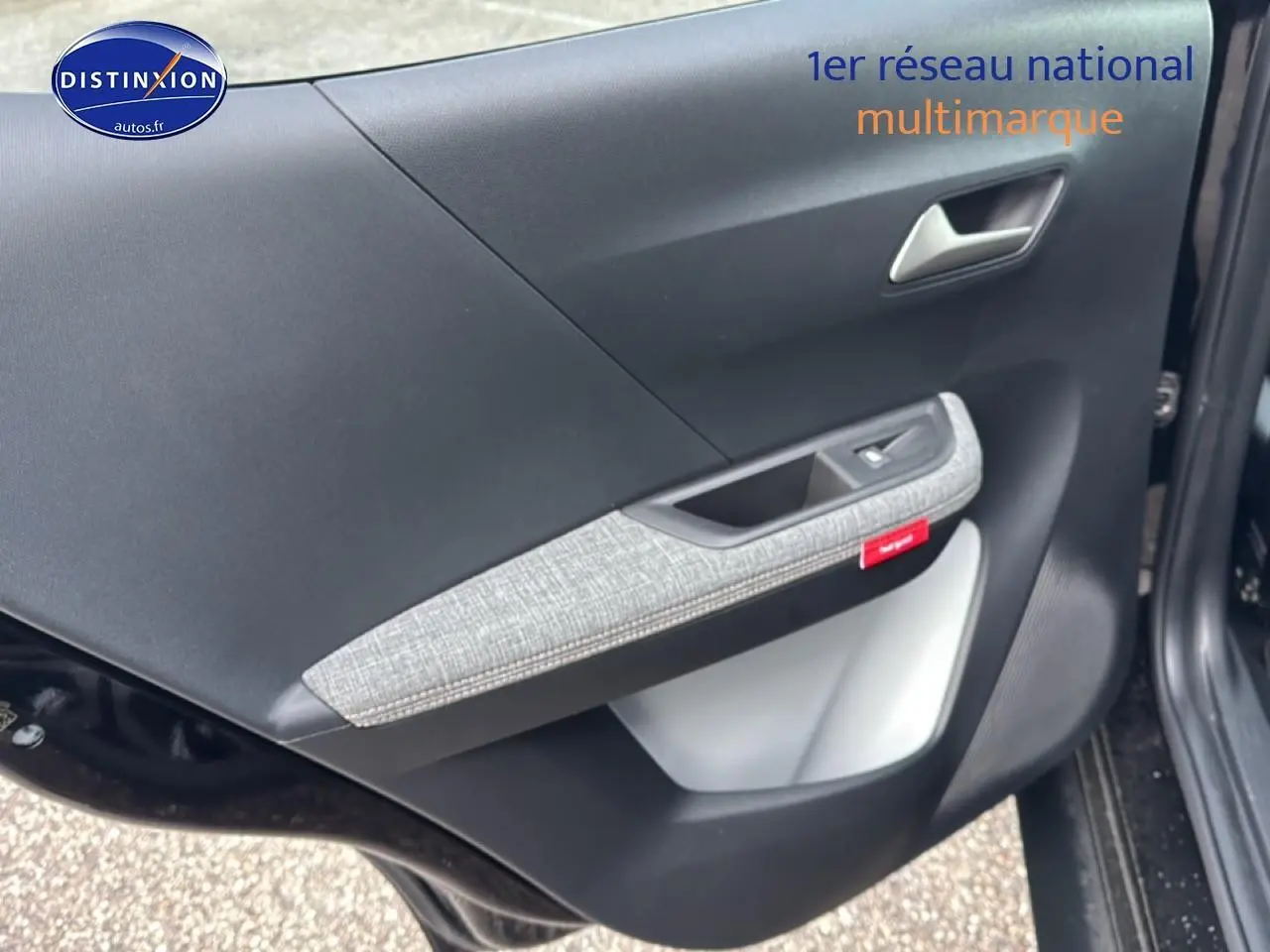 Vue intérieure du panneau de porte avant droit noir et gris clair du Citroën C3 Aircross 2025.