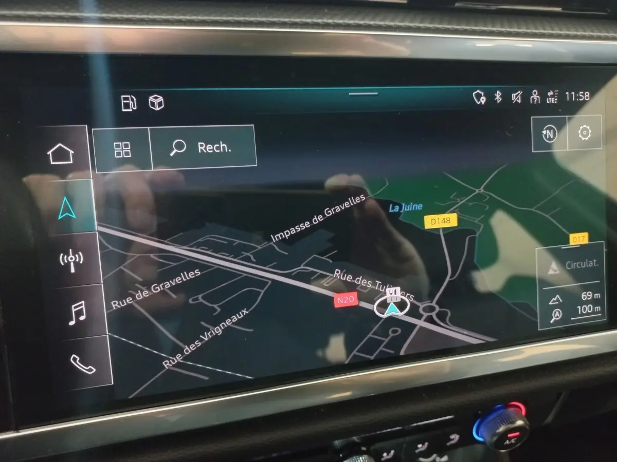 Écran tactile de navigation couleur dans l'habitacle de l'Audi Q3 blanc, affichant une carte routière détaillée.