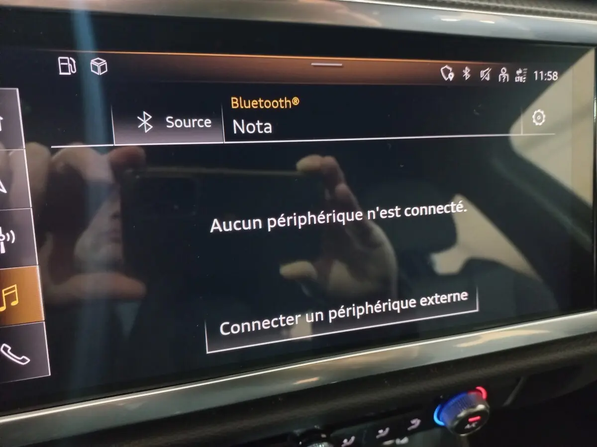 Écran tactile central de l’Audi Q3 blanc 2021 affichant le menu Bluetooth sans périphérique connecté.