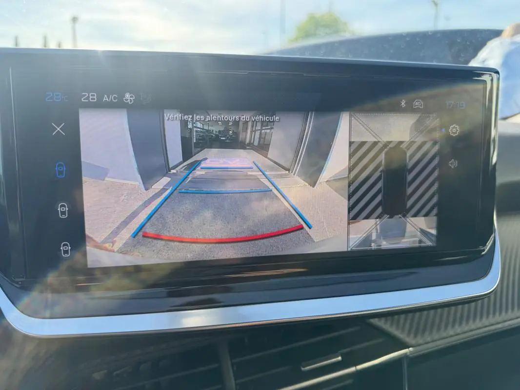Écran tactile intérieur du Peugeot 2008 Hybrid noir montrant la caméra de recul avec guidage dynamique.