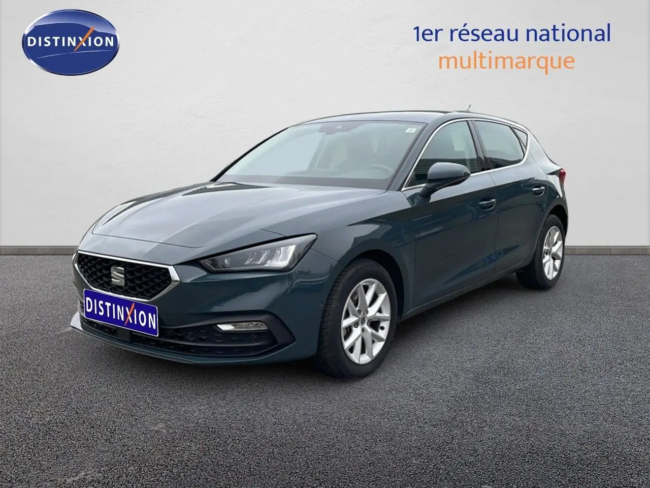 SEAT Leon 2025 gris magnétique métal vue 3/4 avant droit sur fond neutre avec jantes argentées.