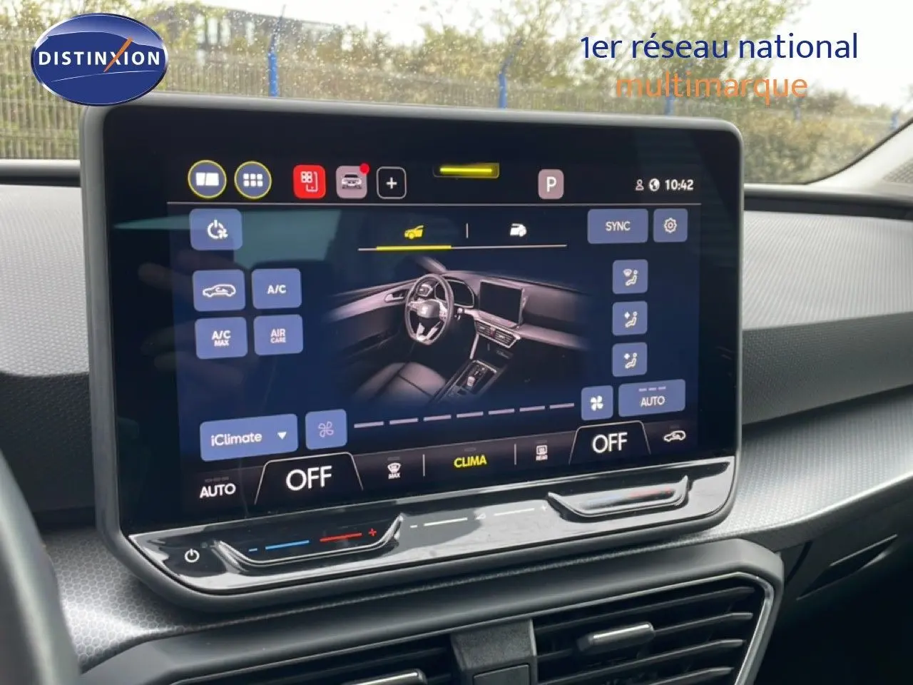 Écran tactile central affichant les commandes climatisation et l'intérieur moderne d'une SEAT Leon 2025.