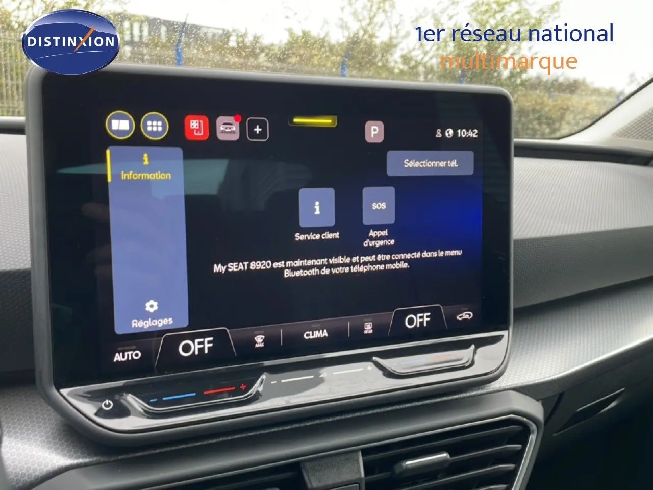Intérieur du SEAT Leon 2025, vue sur l'écran tactile central avec affichage des réglages et commandes climatisation.