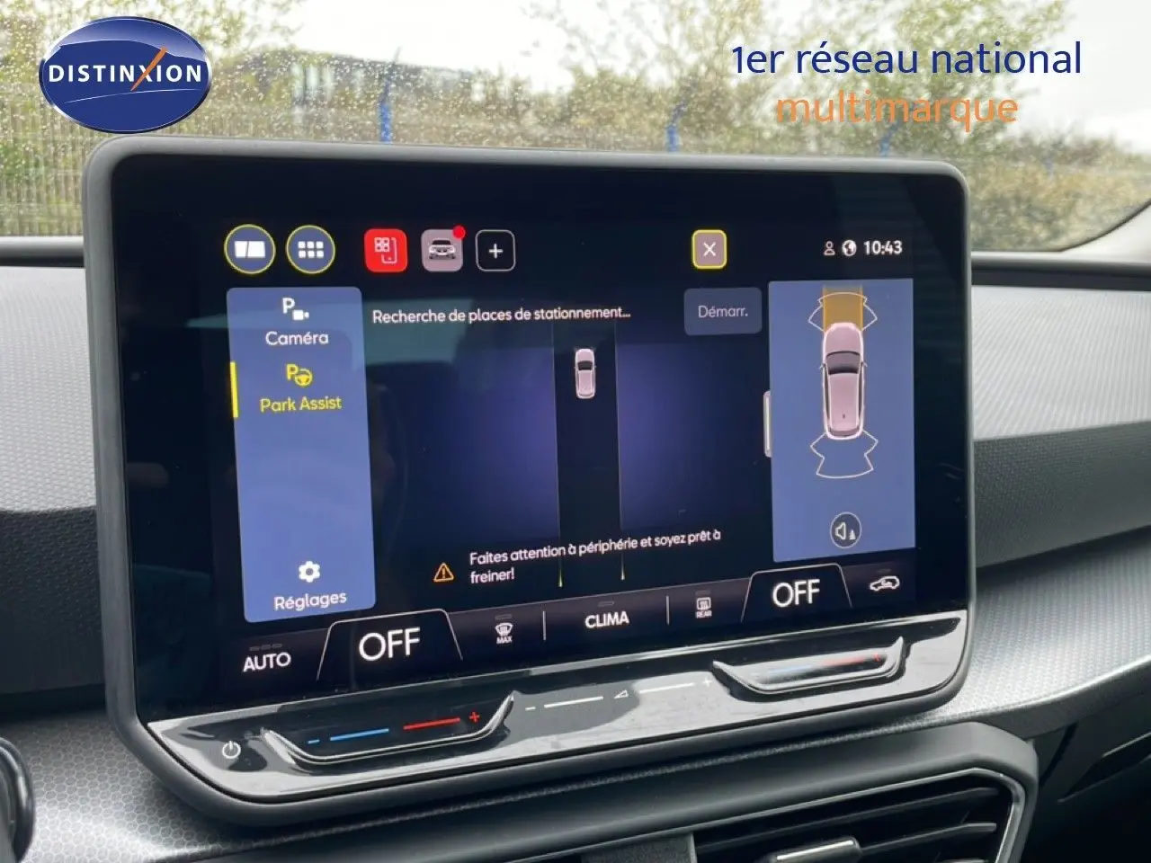 Écran tactile central de la SEAT LEON gris magnétique montrant l'assistance au stationnement avec vue 3D du véhicule.