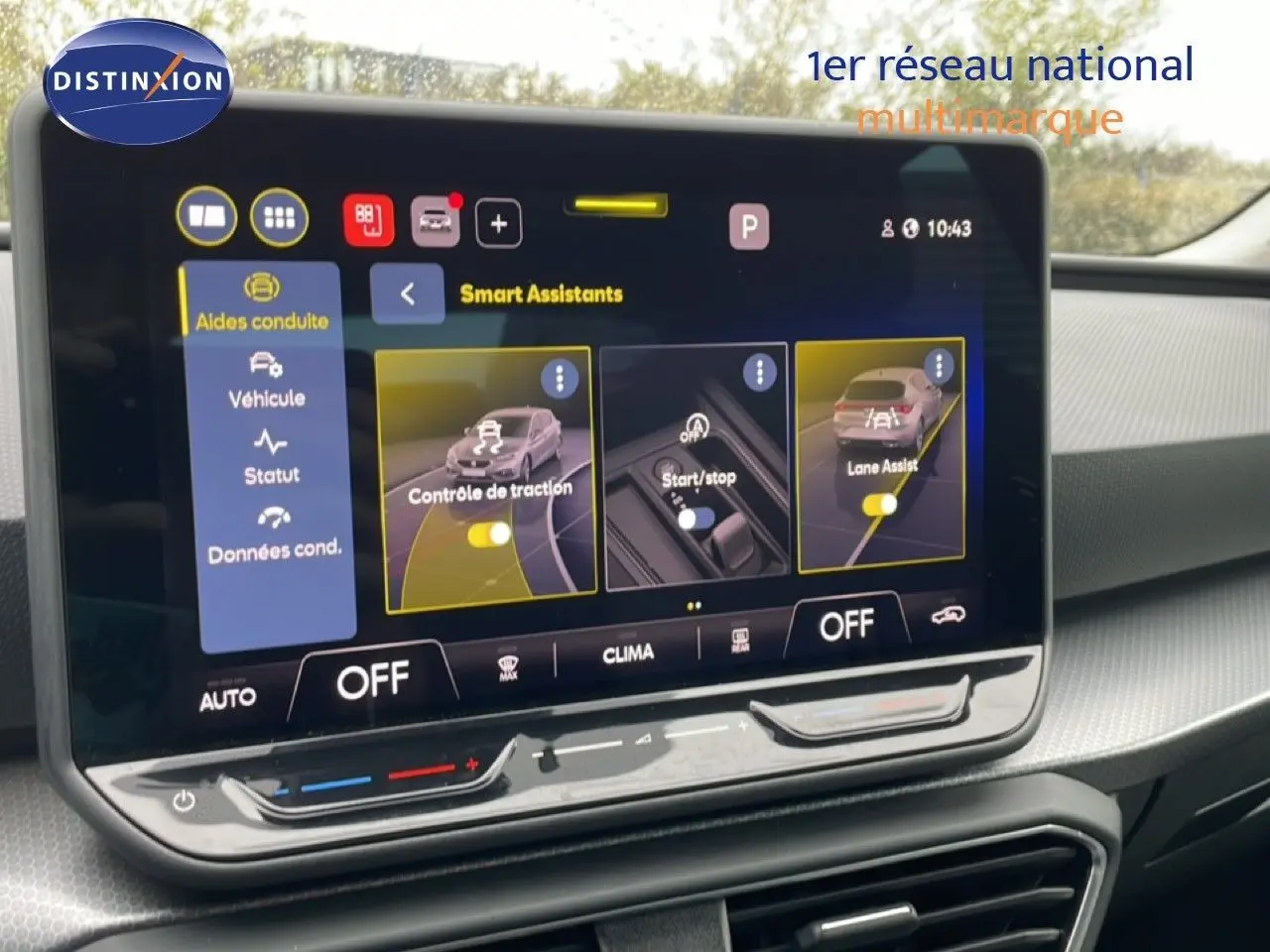 Écran tactile central de la SEAT Leon 2025 affichant les aides à la conduite avec interface moderne et commandes climatiques.