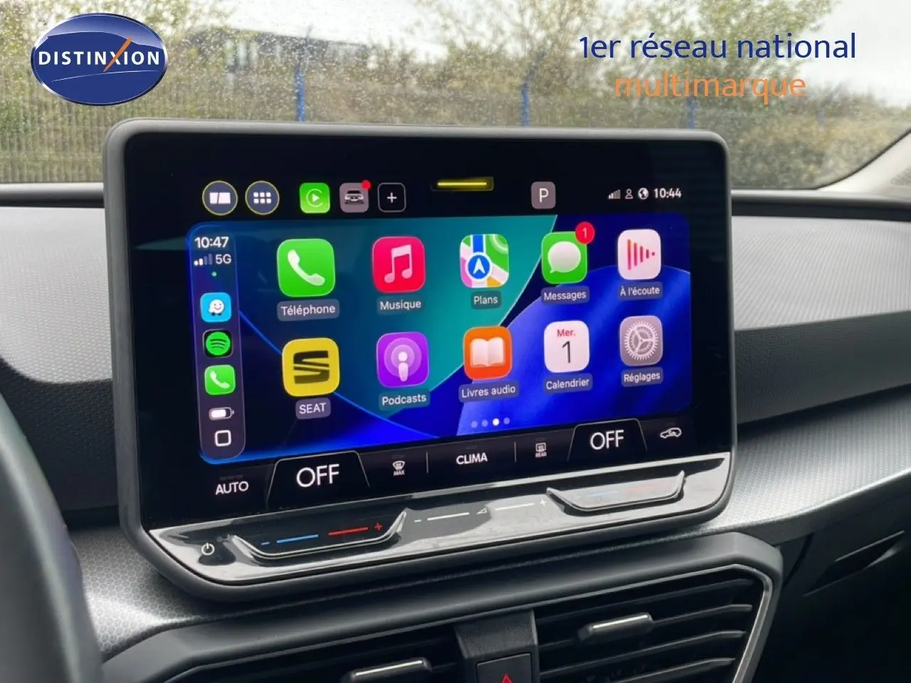 Écran tactile central affichant l'interface multimédia d'une SEAT LEON 2.0 TDI 115CH STYLE XL, intérieur gris.