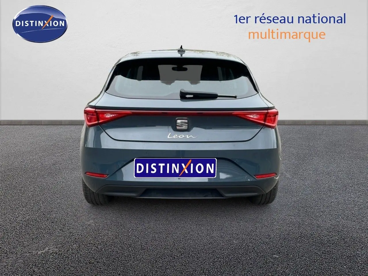 Vue arrière d'une SEAT Leon gris magnétique métal 2025 avec feux arrière en bande continue et logo central.