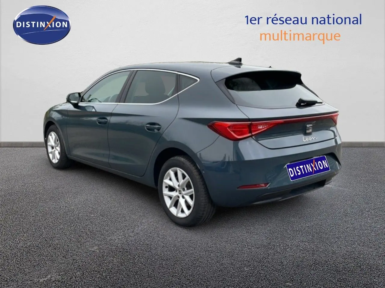 Vue 3/4 arrière droite d'une SEAT Leon 2025 gris magnétique métallisé avec jantes alliage et feux LED distinctifs.