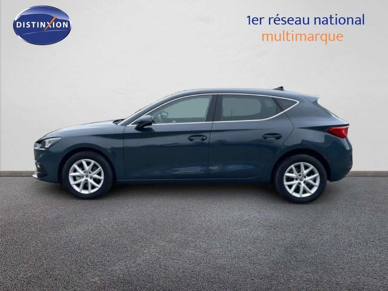 Vue latérale droite d'une SEAT LEON 2025 gris magnétique métal, avec jantes alliage et lignes épurées.