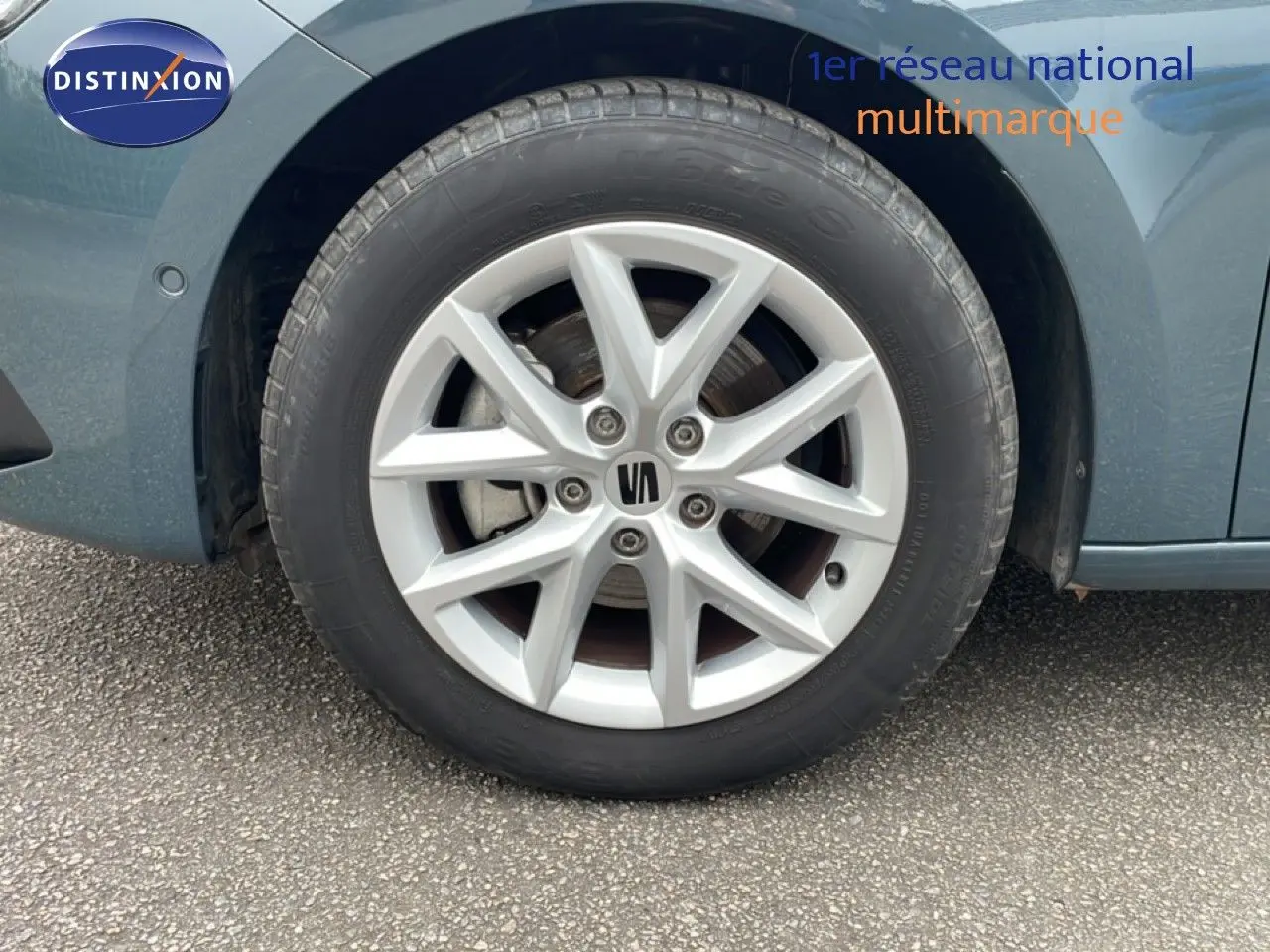 Gros plan sur la roue avant droite d'une SEAT LEON gris magnétique métal, mettant en valeur la jante alliage 16 pouces.