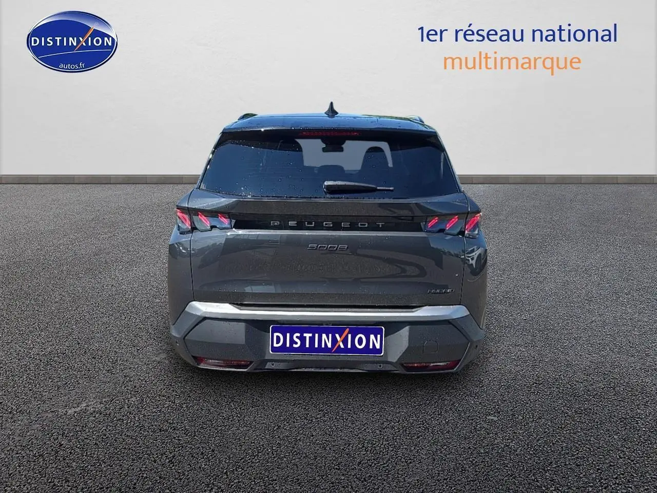 Vue arrière d'un Peugeot 5008 Hybrid 145 GT gris titane avec feux LED caractéristiques et hayon motorisé.