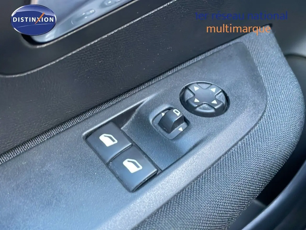 Commande des vitres électriques et réglage des rétroviseurs sur la porte côté conducteur d'une Peugeot 208 gris Artense.