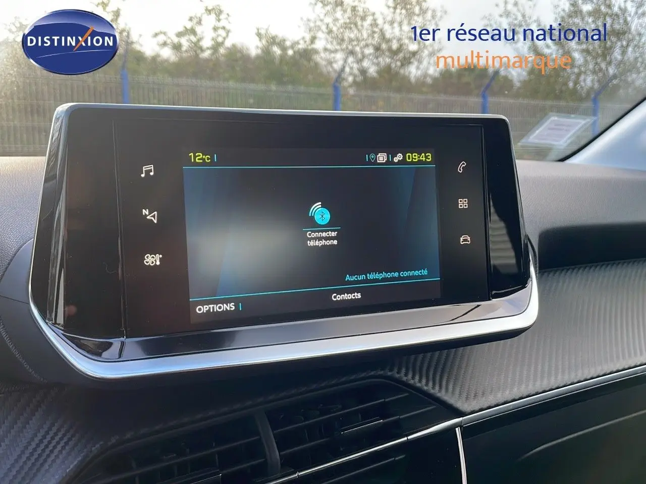 Écran tactile central du tableau de bord de la Peugeot 208 électrique gris Artense, affichant la connexion Bluetooth.