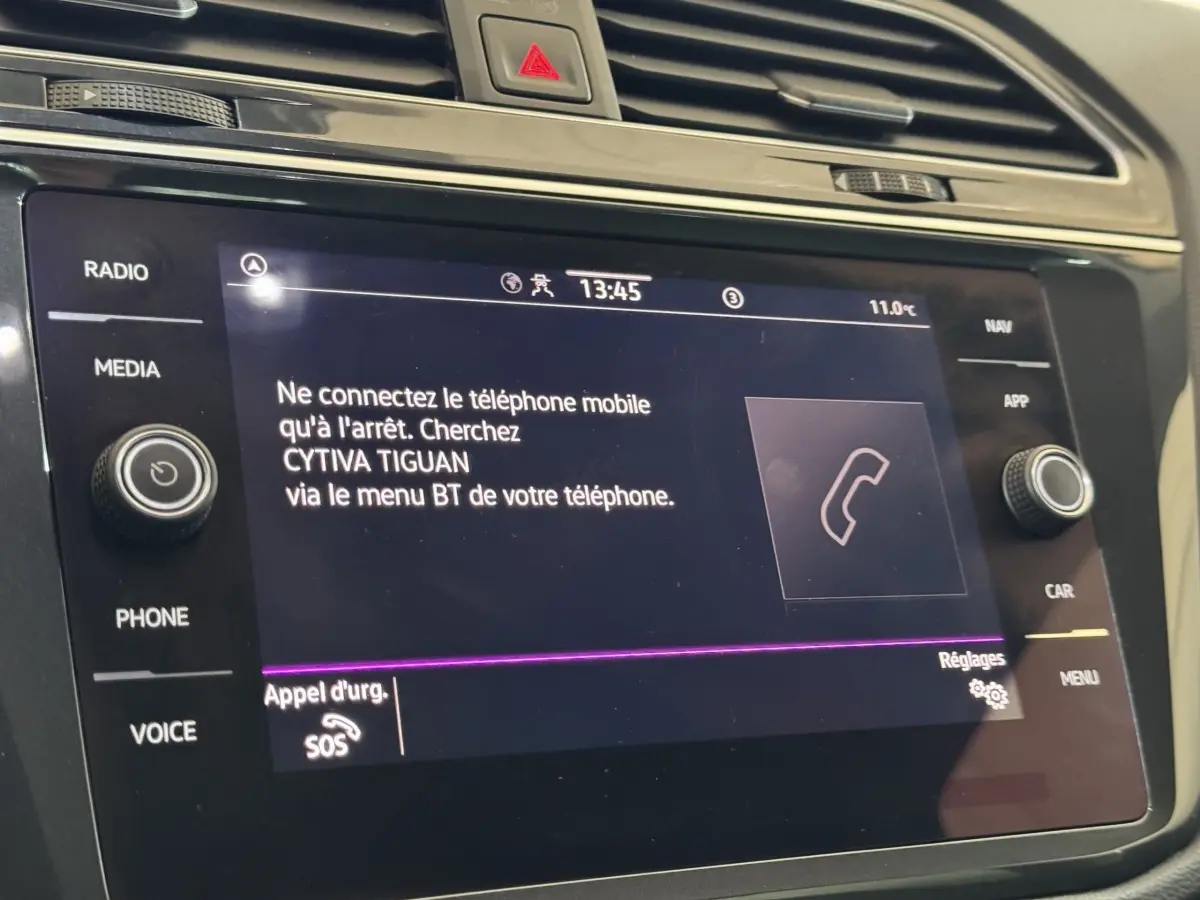 Écran tactile central du Volkswagen Tiguan 2021 affichant un message de connexion Bluetooth.