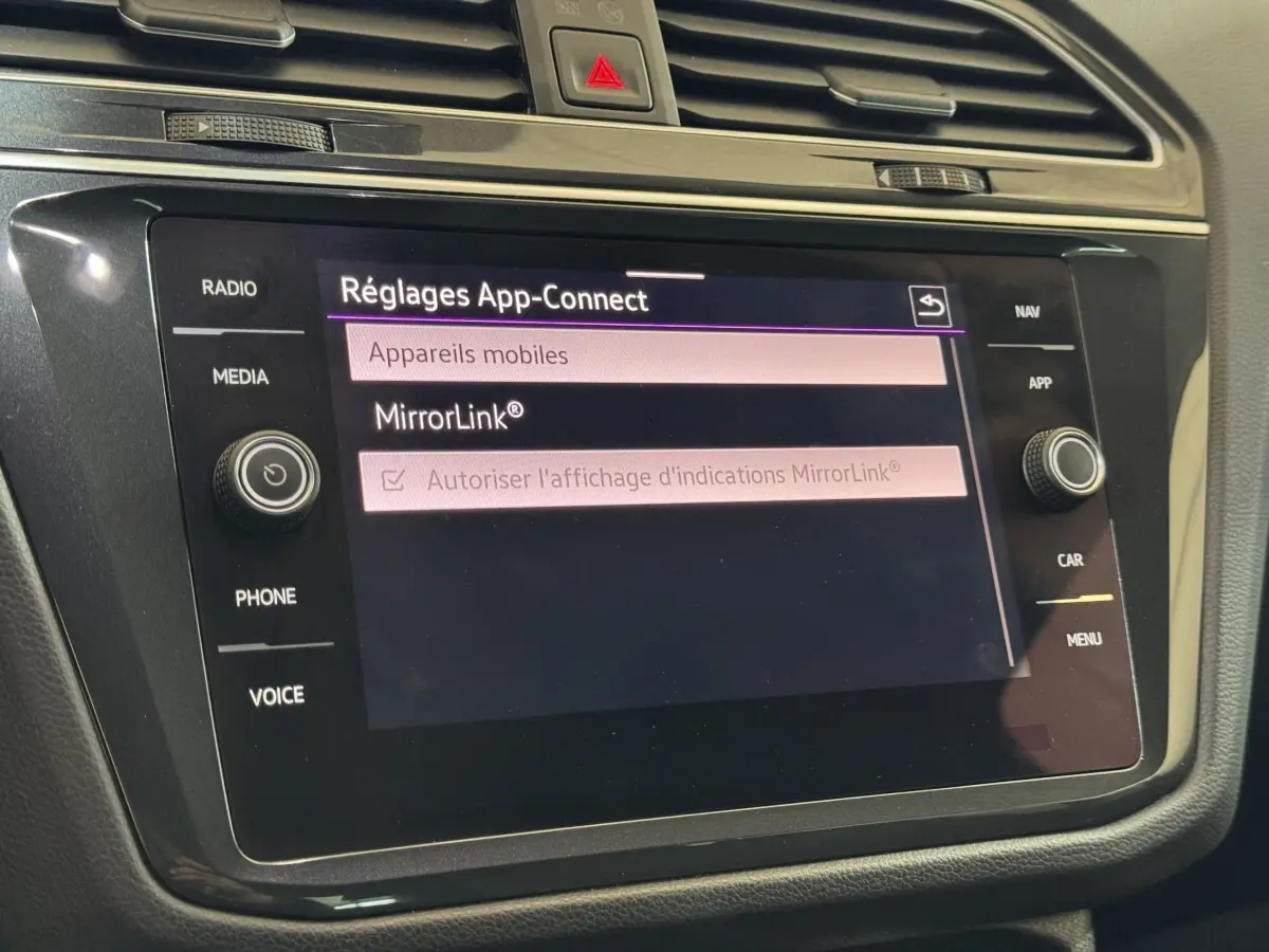 Écran tactile central du Volkswagen Tiguan 2021 affichant les réglages App-Connect, vue rapprochée intérieure.