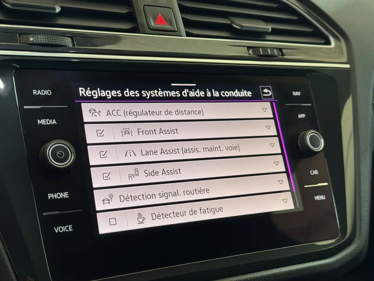 Écran tactile central du Volkswagen Tiguan 2021 affichant les réglages des aides à la conduite.