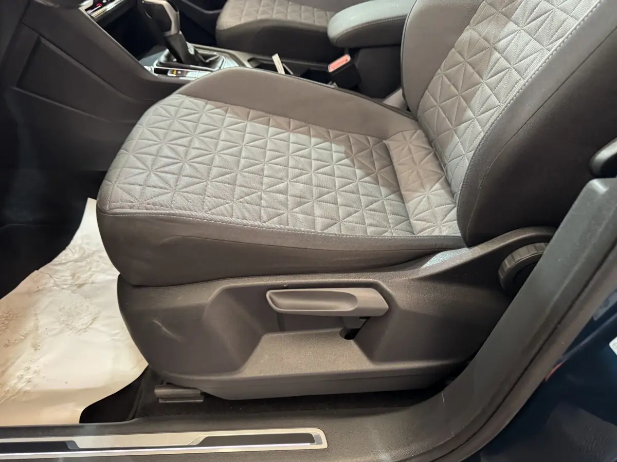 Gros plan sur le siège avant droit gris avec motif géométrique du Volkswagen Tiguan bleu 2021, intérieur moderne.