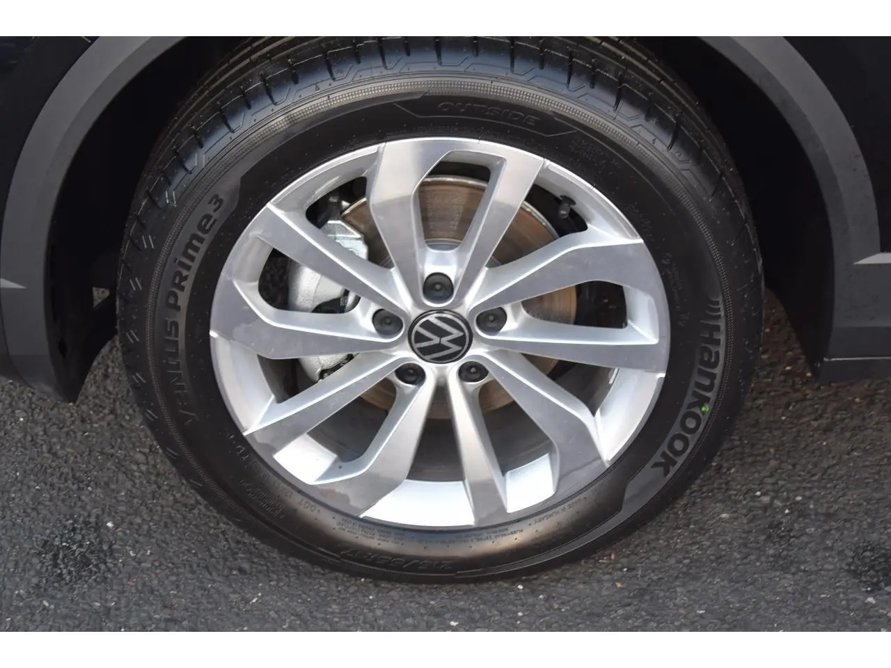Gros plan sur la jante alliage 17 pouces Johannesburg du Volkswagen T-Roc noir, avec logo VW au centre.