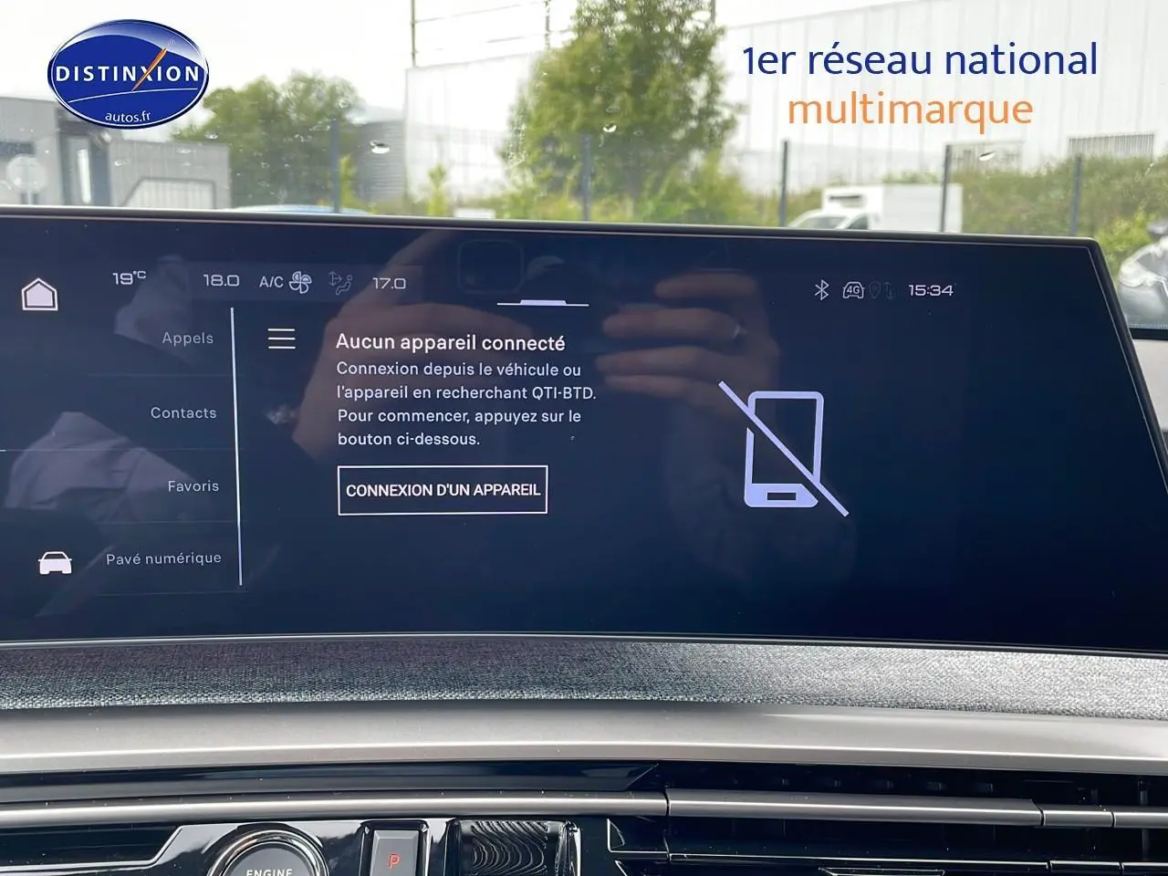 Écran tactile du système multimédia du Peugeot 3008 Hybrid 145 GT e-dcs6 avec affichage de connexion Bluetooth.