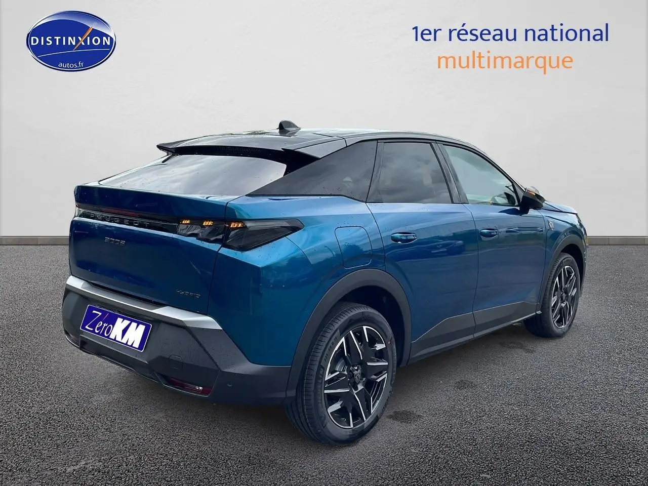 Vue 3/4 arrière droite d'un Peugeot 3008 Hybrid 145 GT bleu obsession avec jantes alu et toit noir.