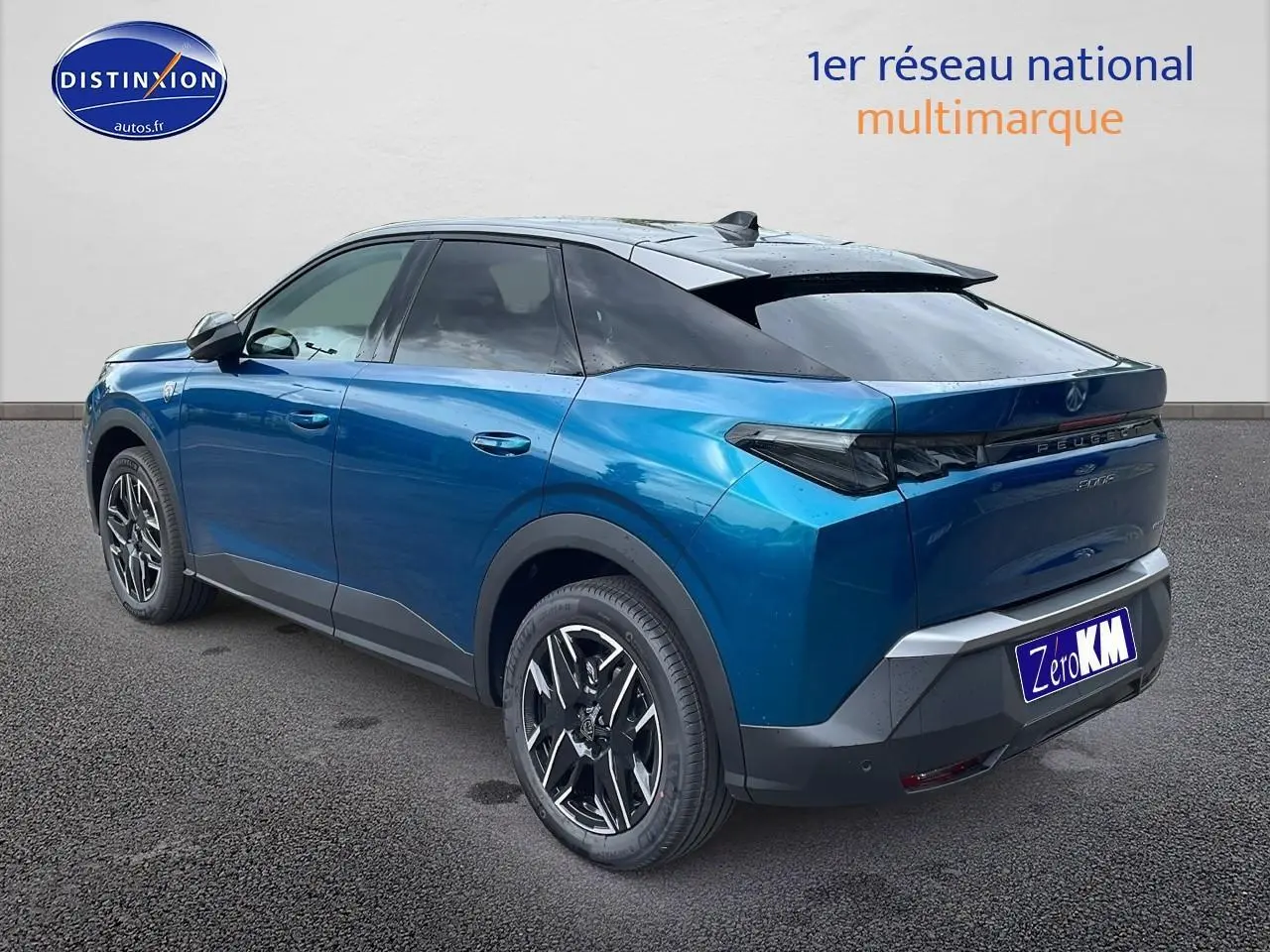Vue 3/4 arrière droite d'un Peugeot 3008 Hybrid 145 GT e-dcs6 bleu obsession avec jantes alu et toit noir.