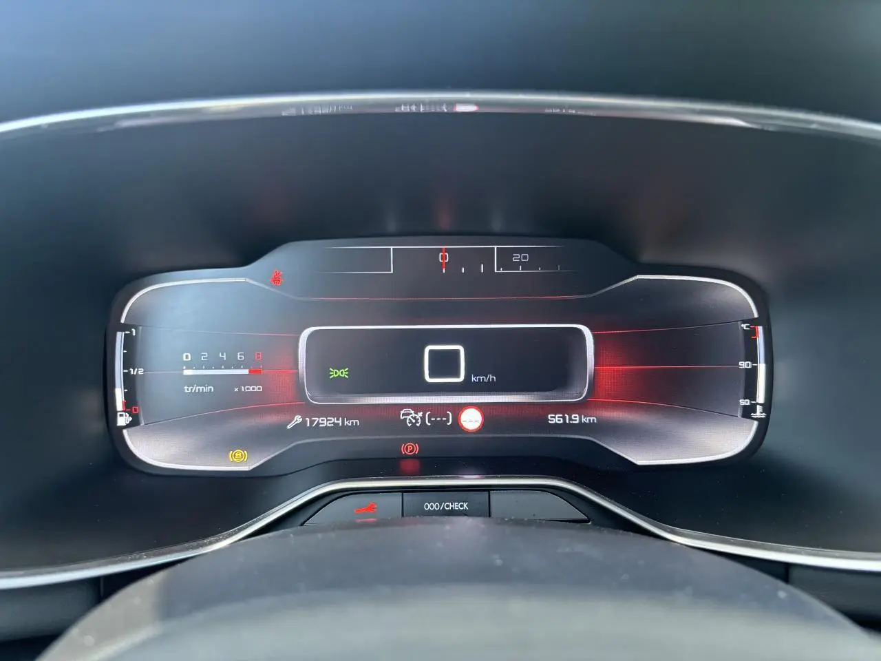 Tableau de bord numérique de la Citroën C5 Aircross noir métallisé, affichant 0 km/h et 17924 km au compteur.