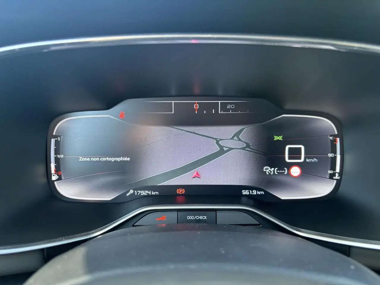 Tableau de bord numérique de Citroën C5 Aircross 2019 affichant une carte et informations de conduite.