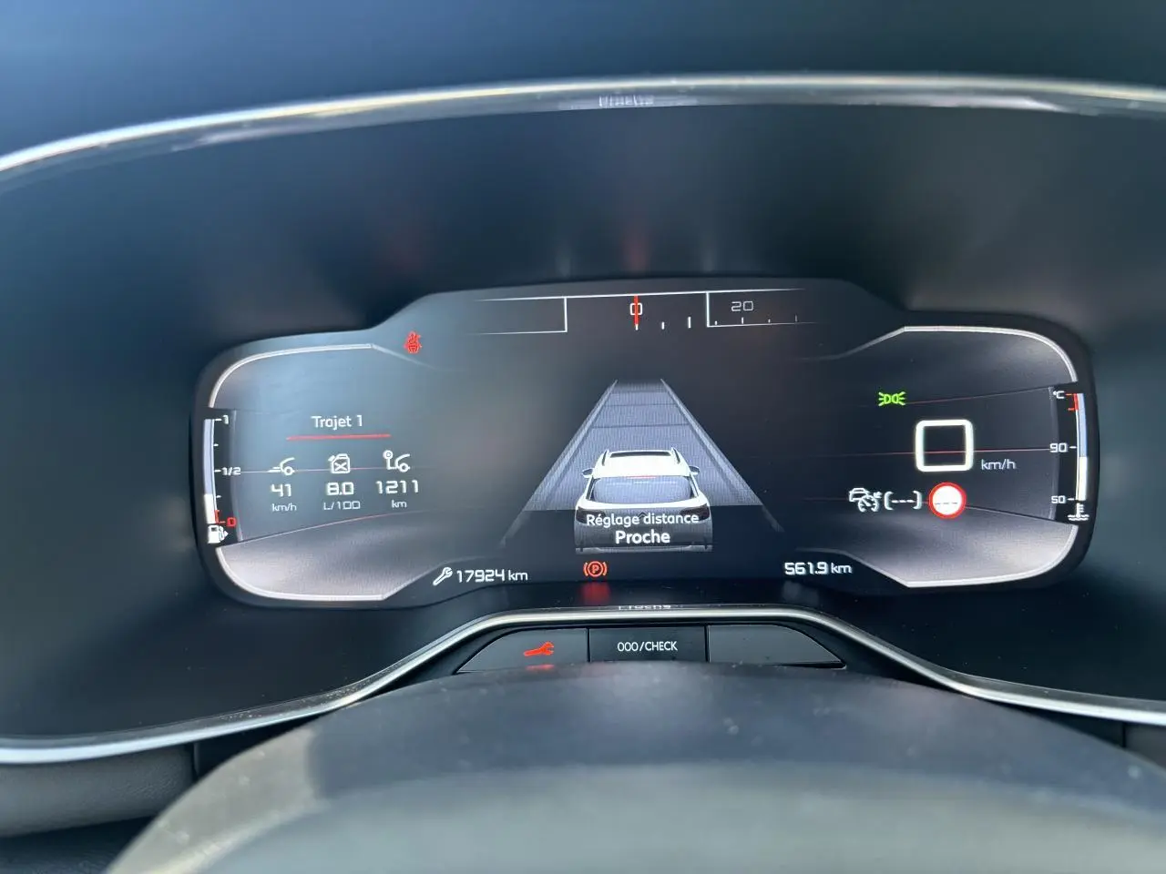 Tableau de bord numérique du Citroën C5 Aircross 2019 montrant l'affichage tête haute et les informations de conduite.