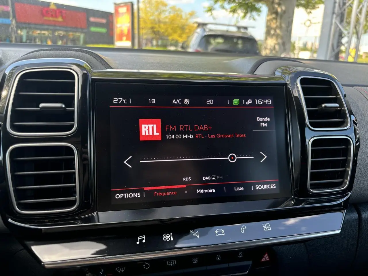 Écran tactile central du tableau de bord du Citroën C5 Aircross noir, affichant la radio FM RTL à 16h49.