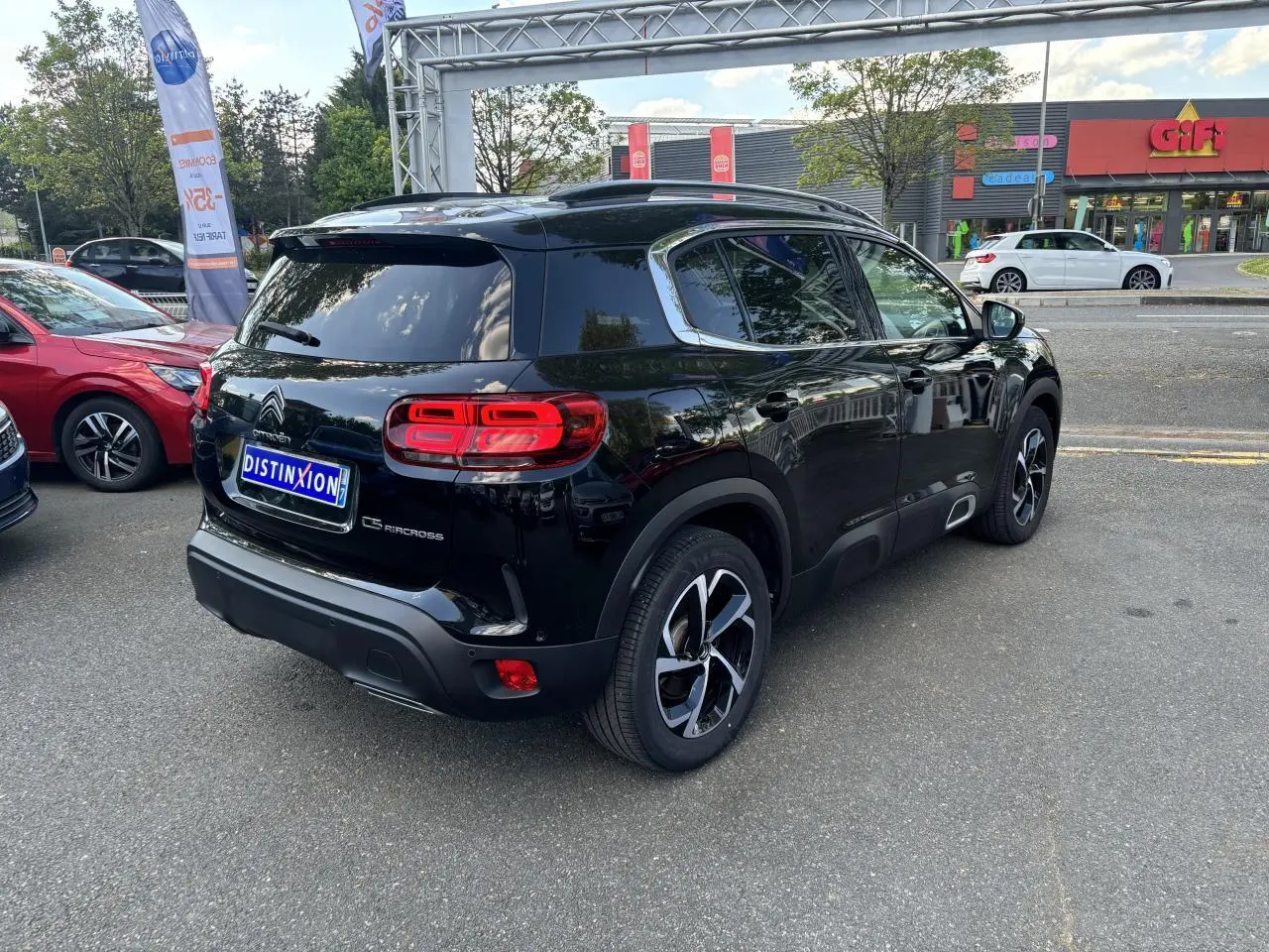 Vue 3/4 arrière droite d'un Citroën C5 Aircross noir métallisé avec feux arrière LED et vitres surteintées.