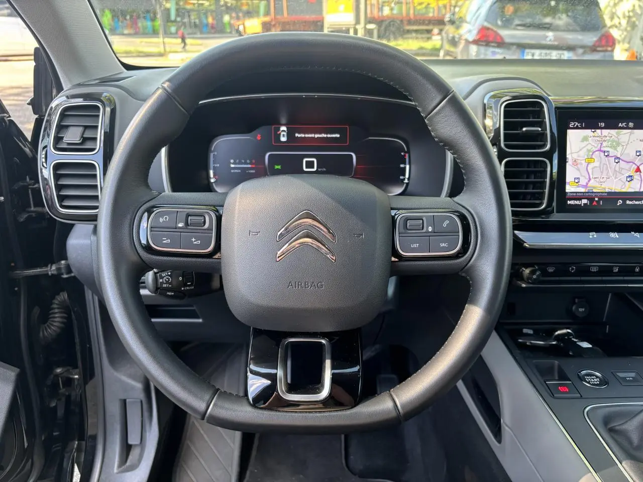 Vue frontale du volant et tableau de bord numérique du Citroën C5 Aircross noir métallisé avec écran tactile de navigation.