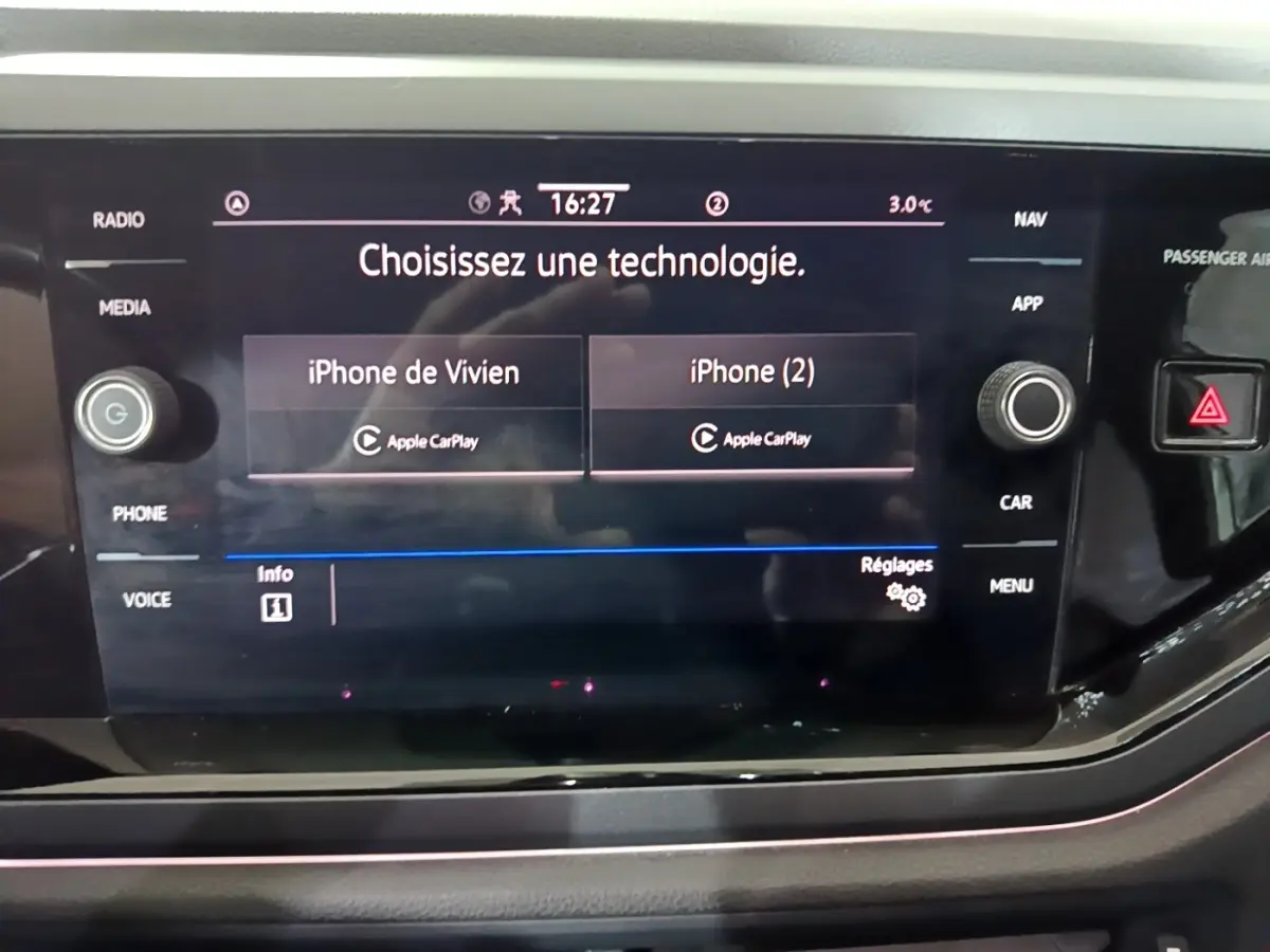 Écran tactile central du tableau de bord du Volkswagen Taigo blanc, affichant le menu de connexion Apple CarPlay.