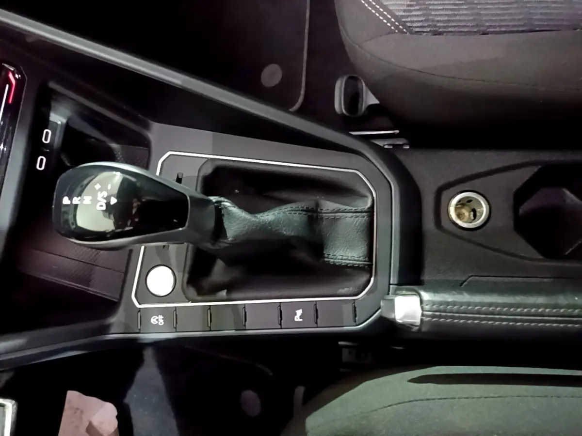 Vue rapprochée du levier de vitesses automatique DSG et frein à main cuir dans le Volkswagen Taigo blanc 2022.