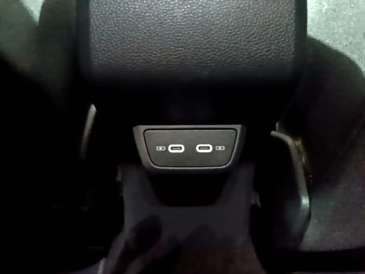 Gros plan sur les ports USB arrière doubles du Volkswagen Taigo blanc, version 1.0 TSI 110 DSG R-Line.