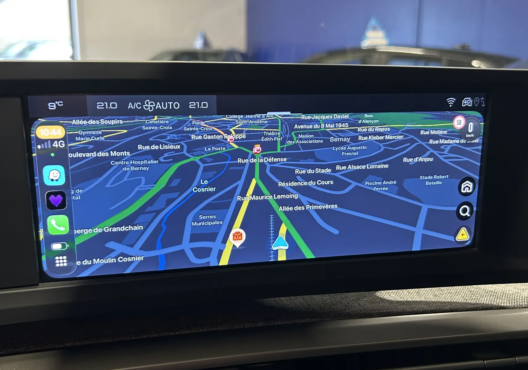 Écran tactile du système de navigation du Peugeot 5008 III Hybrid, affichant une carte en mode nuit.