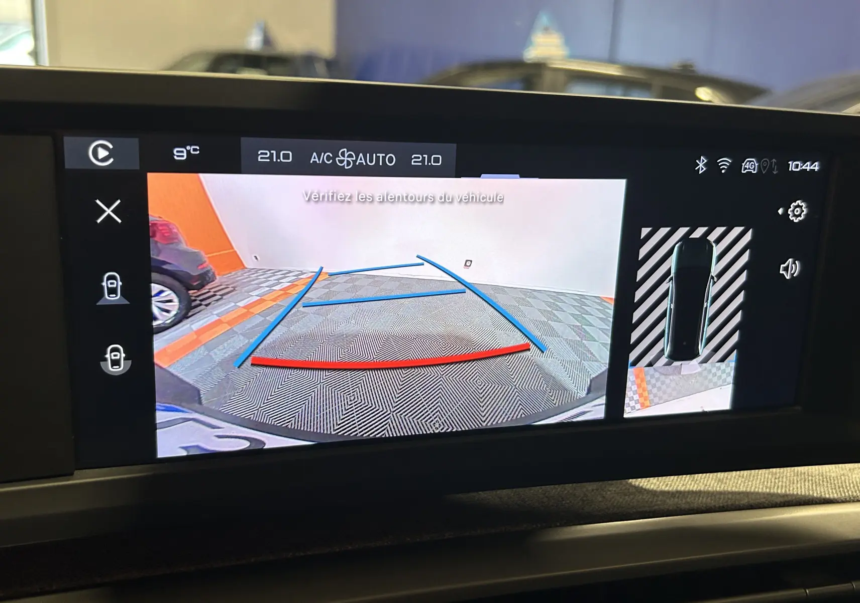 Vue écran caméra de recul du Peugeot 5008 gris Artense avec guidage de trajectoire et vue 360° du véhicule.