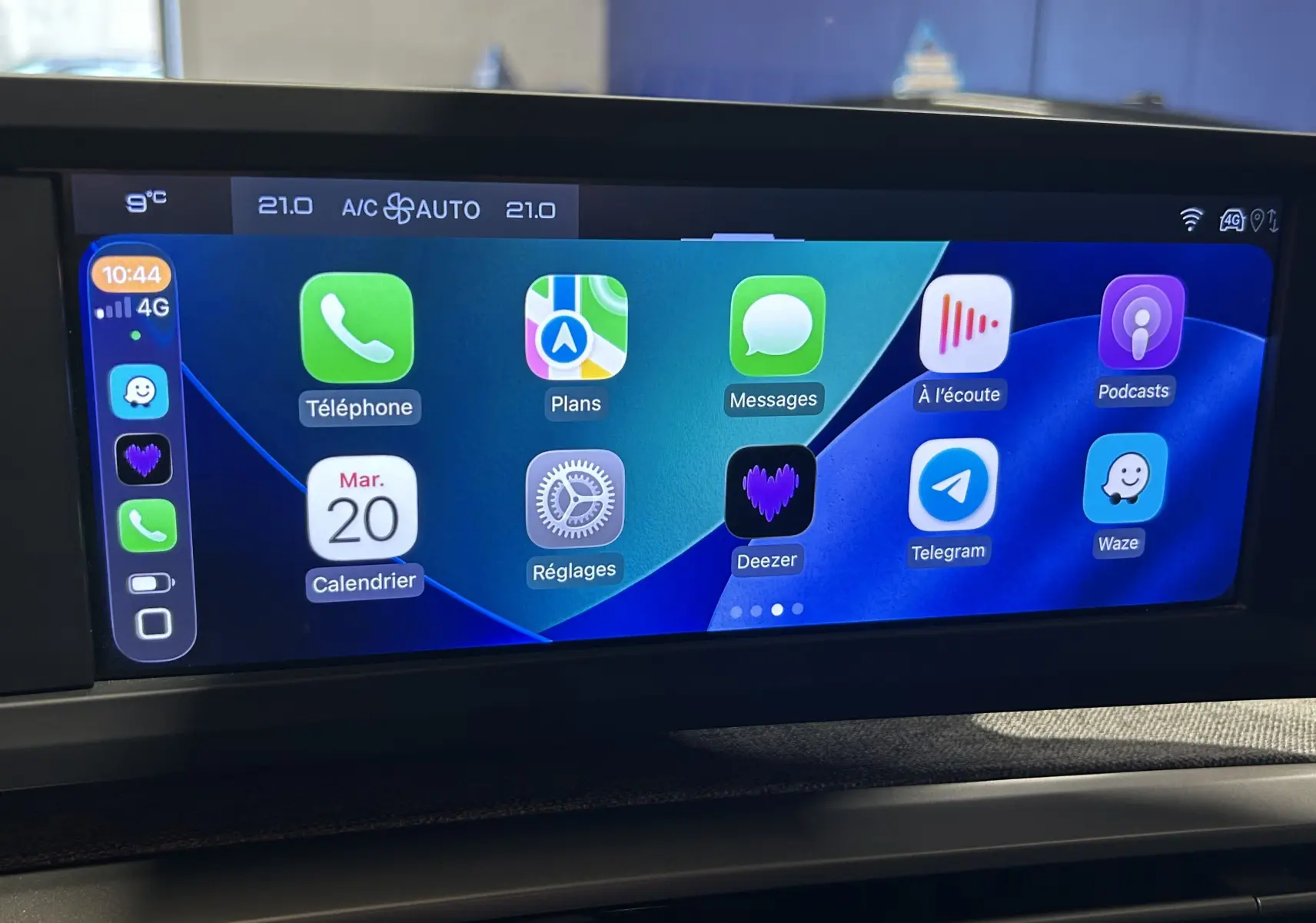 Écran tactile intérieur du Peugeot 5008 III Hybrid 145, affichant les applications connectées en mode CarPlay.