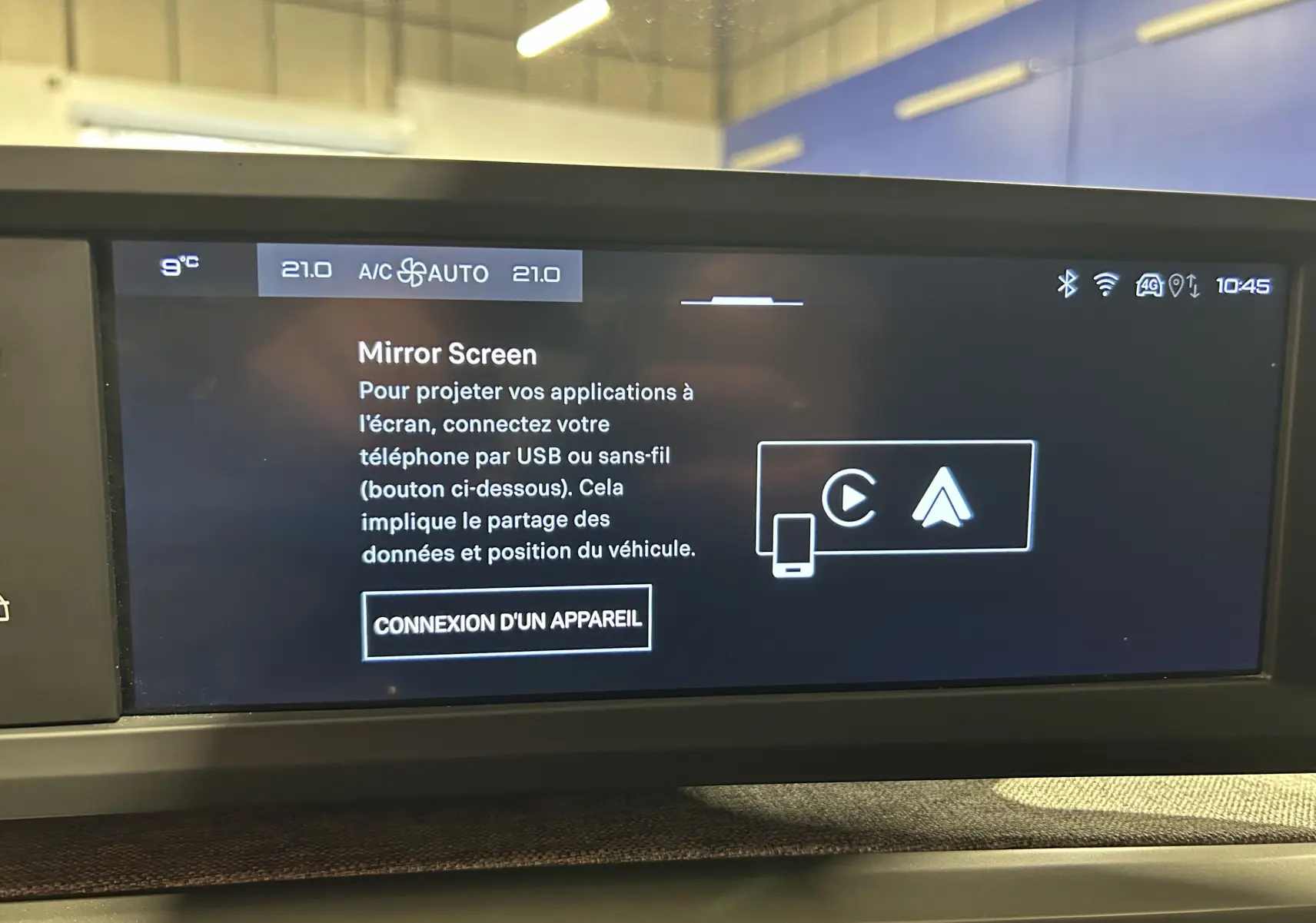 Écran tactile intérieur du Peugeot 5008 III Hybrid 145, affichant la fonction Mirror Screen en mode connecté.