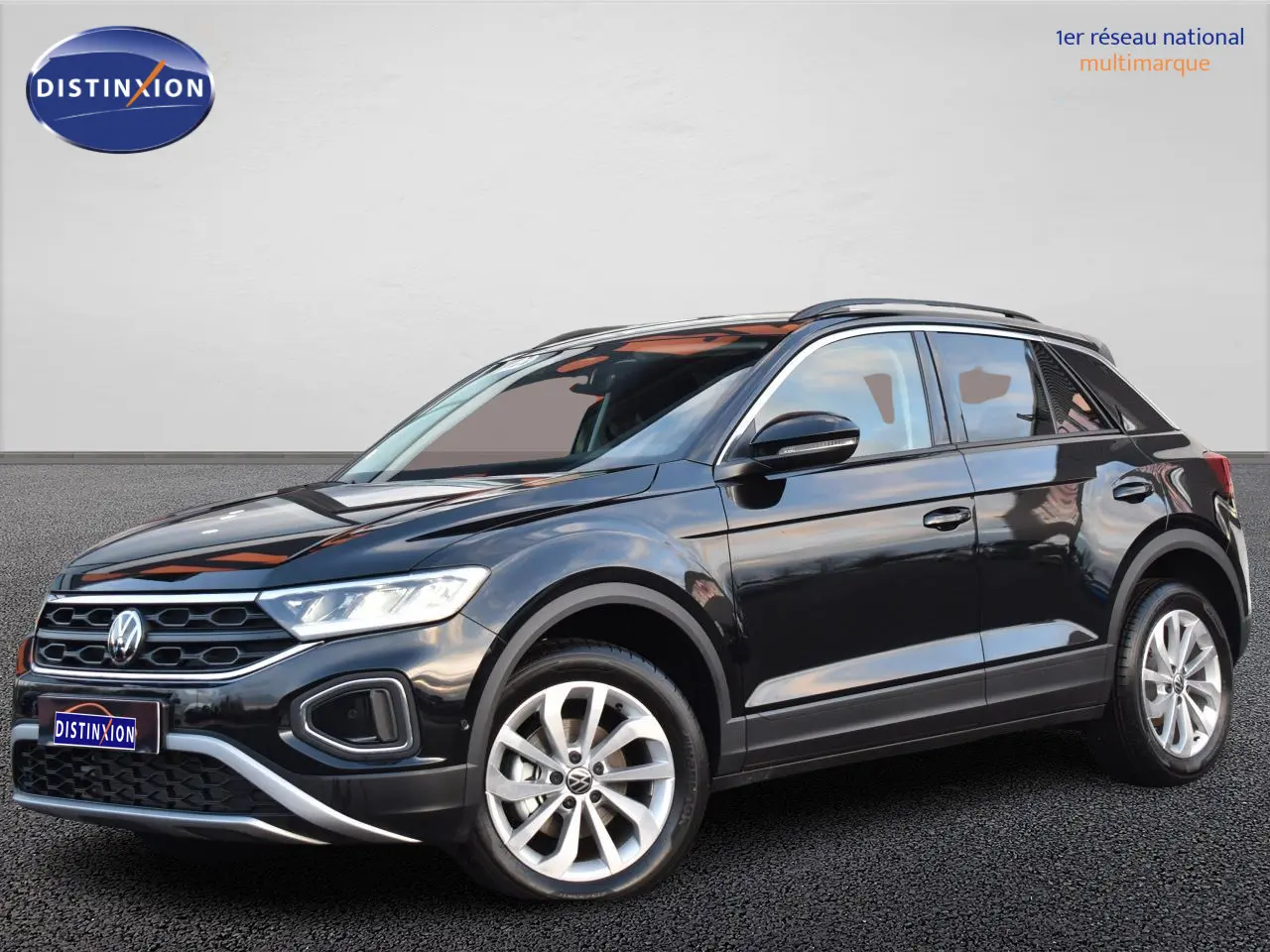 Volkswagen T-Roc 2025 noir grenadilla, vue 3/4 avant droit, jantes alliage 17 pouces et calandre distinctive.